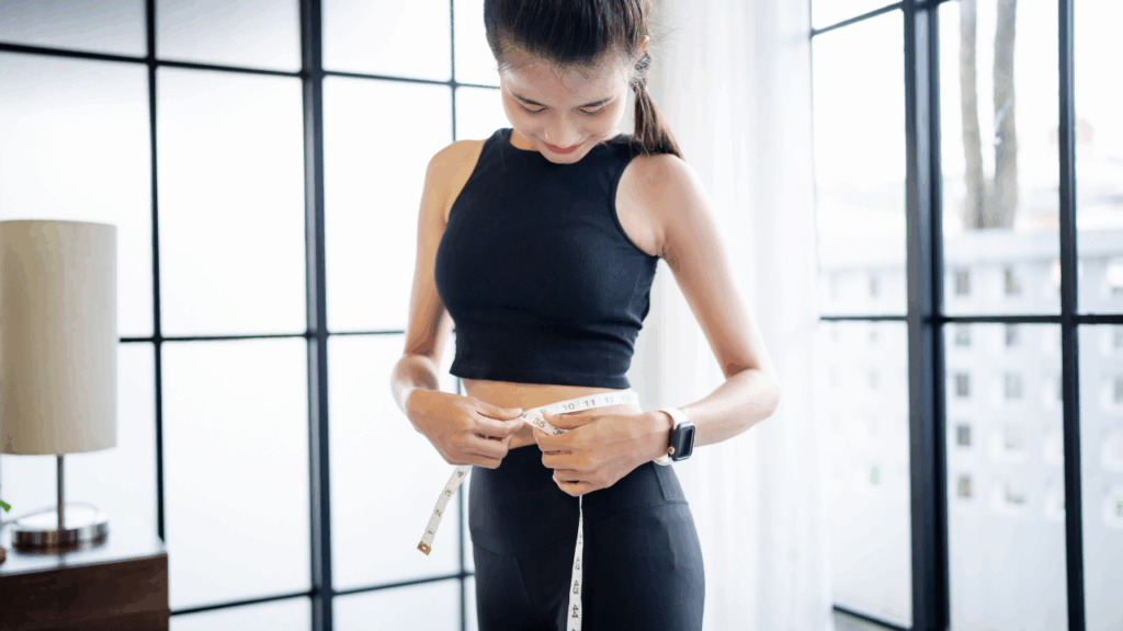 腹囲を測る女性